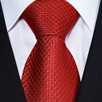 Предметы одежды дарите только близким, и даже с галстуками, будьте аккуратны, расцветка может не понравиться мужчине